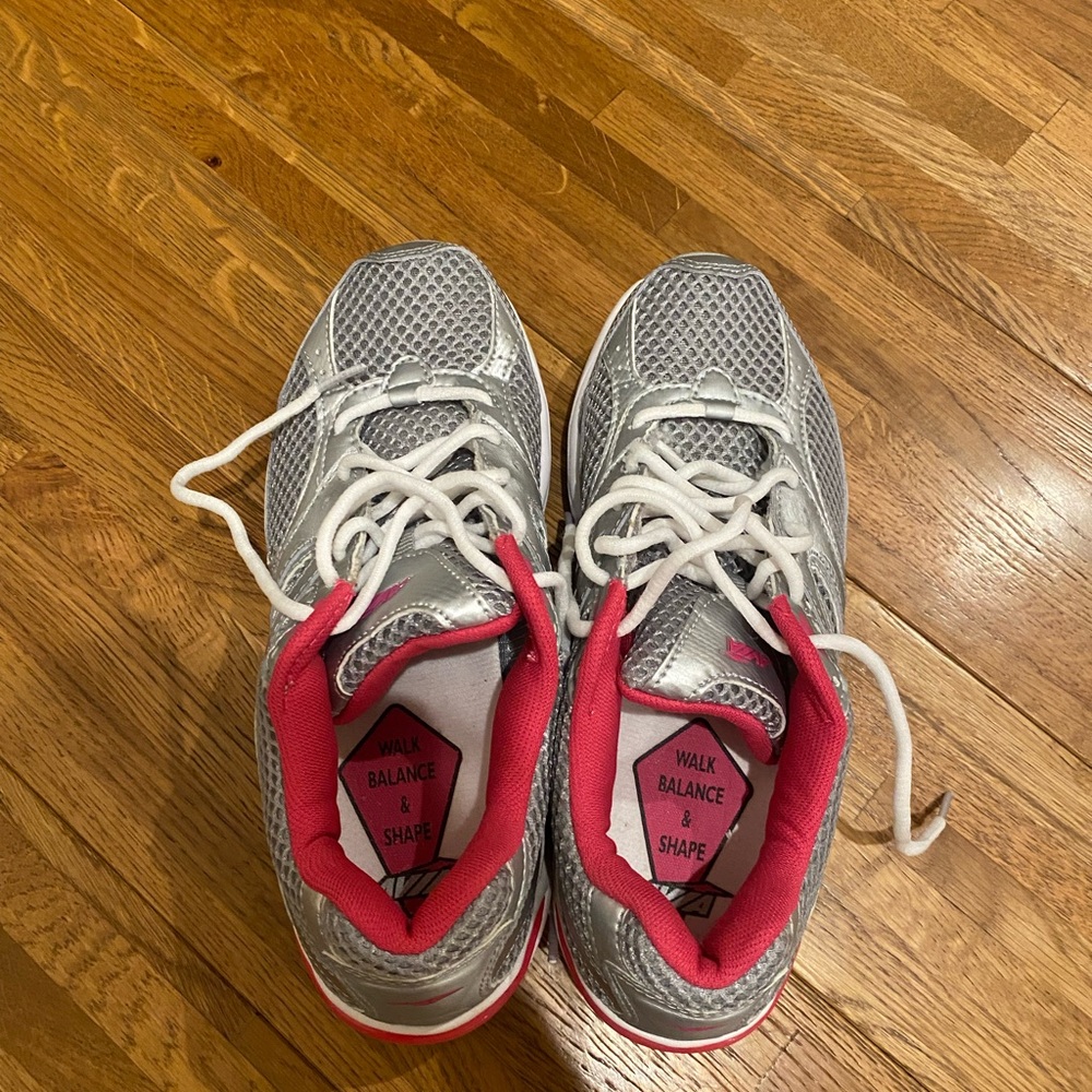 ⭐️ BOGO ⭐️ - Avia Sneakers Sz 7
